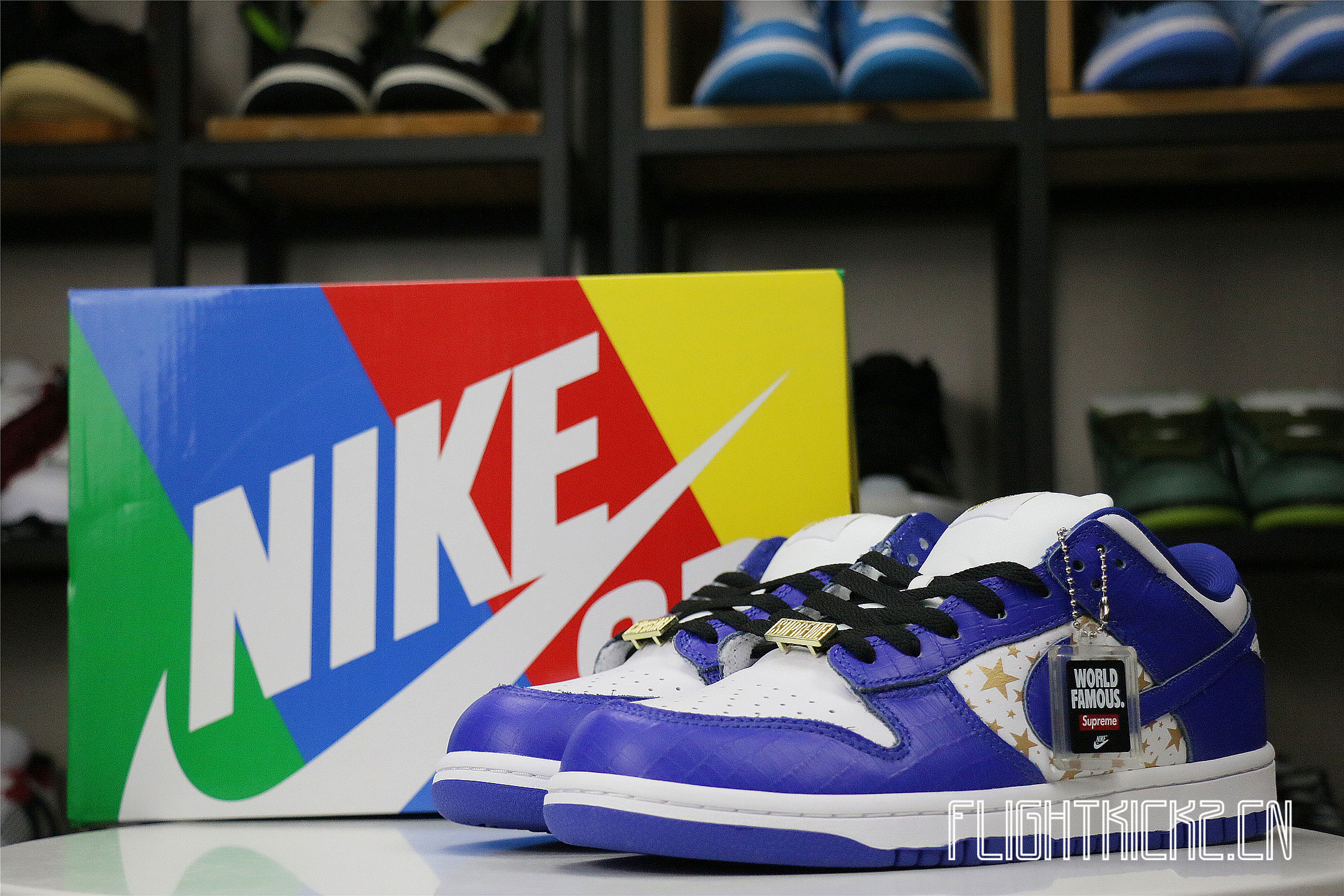 Nike SB Dunk Low Supreme Hyper Royal