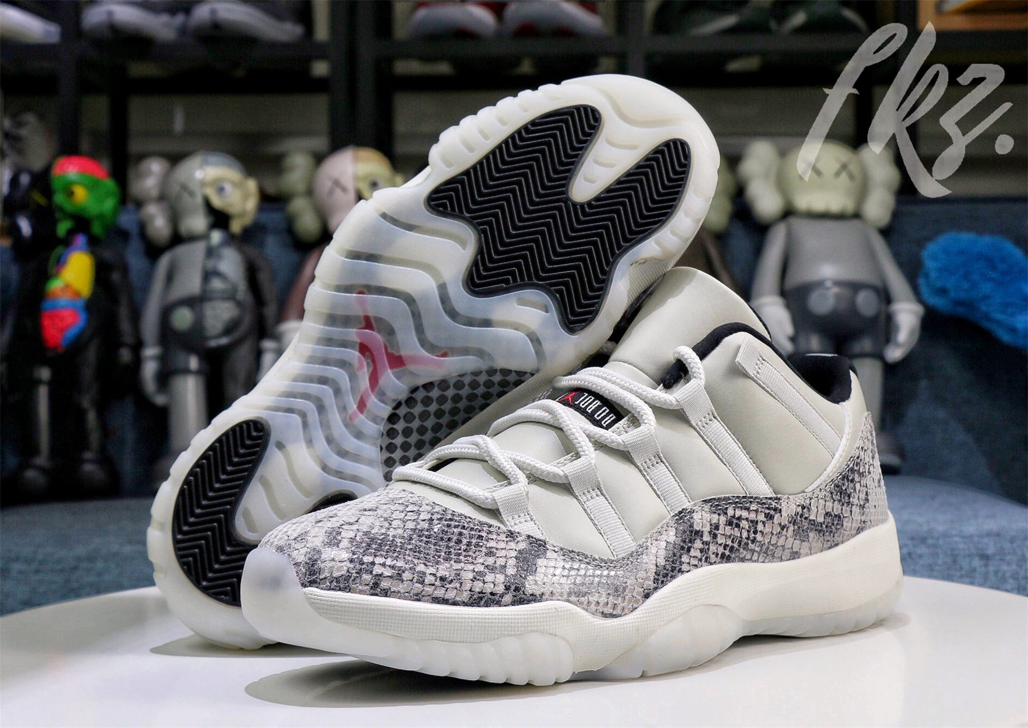 Air Jordan 11 Retro Low Snakeskin Light Bone