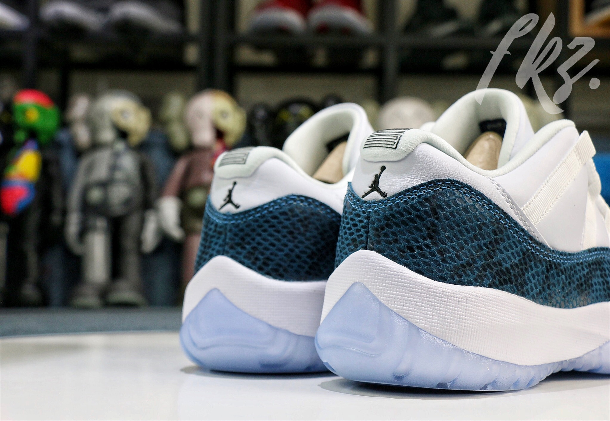 Air Jordan 11 Retro Low Le Snakeskin Blue 2019