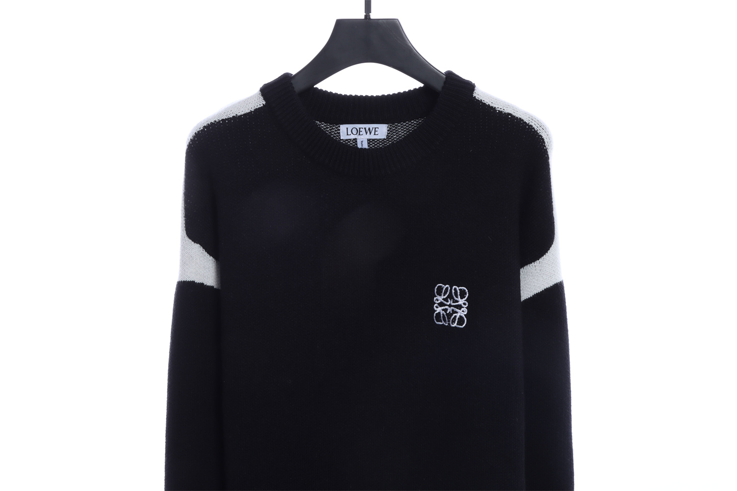 LOEVVE 22FW Ribbon Embroidered Crew Neck Sweater