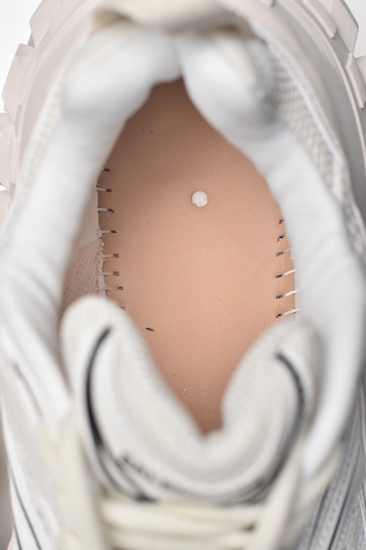 Balenciag* Defender black & white