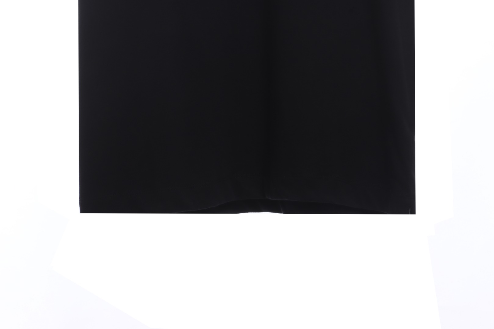 0W oil painting of Notre Dame with short sleeves