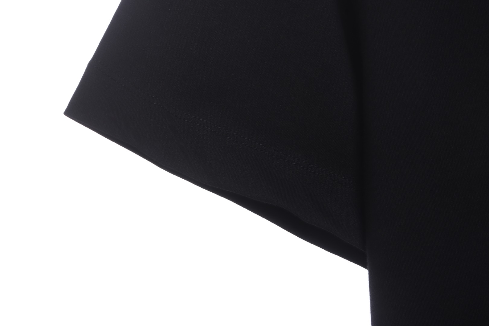 0W oil painting of Notre Dame with short sleeves