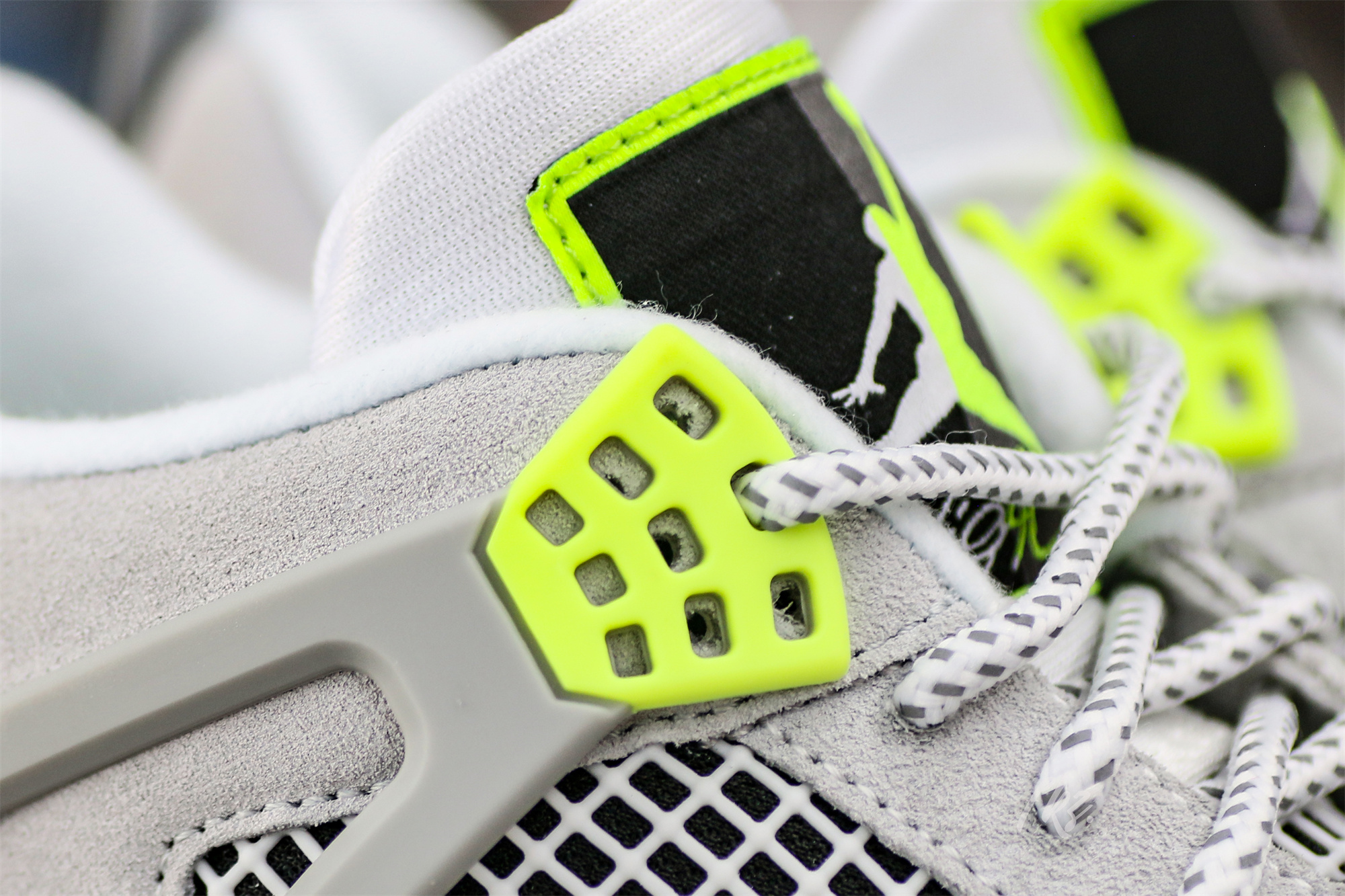 Air Jordan 4 Retro SE Neon