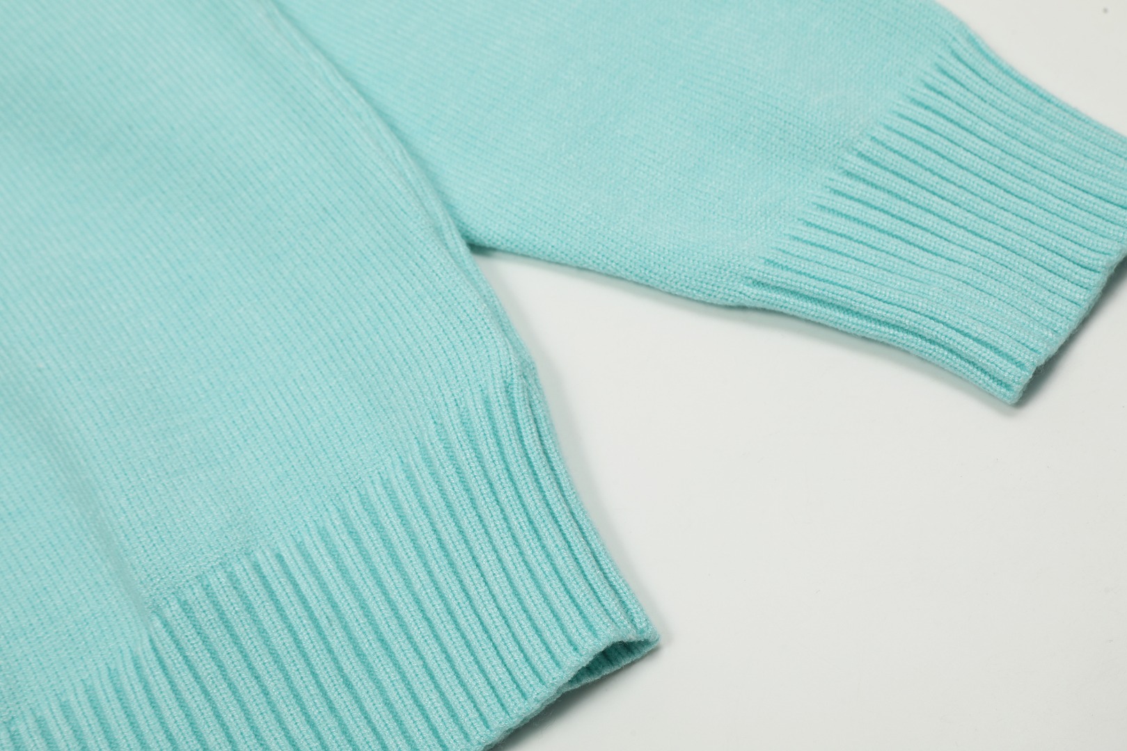 Am1 2024SS classic lake green jacquard big heart turtleneck sweater