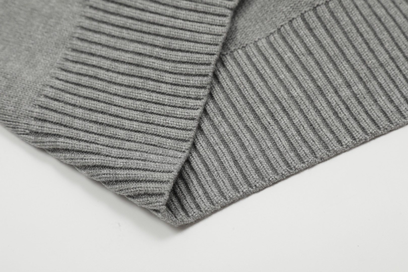 Am1 2024SS classic gray jacquard big heart turtleneck sweater