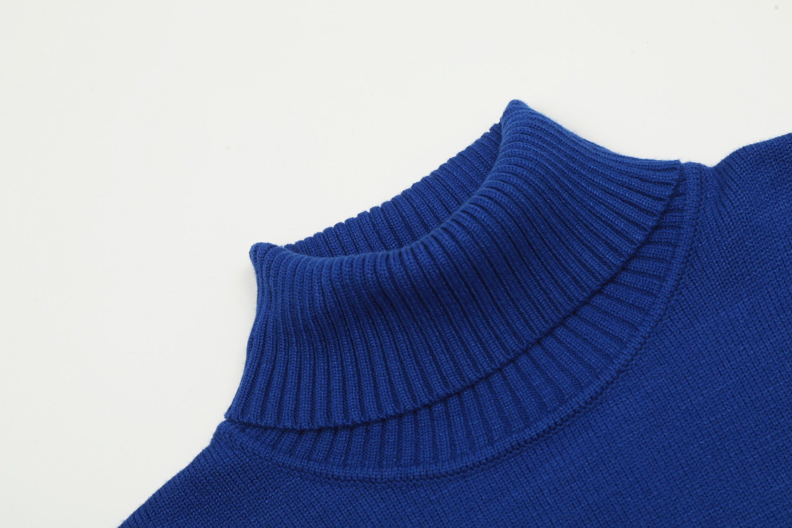 Am1 2024SS classic blue jacquard big heart turtleneck sweater
