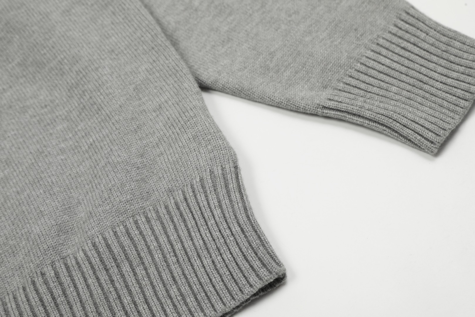 Am1 2024SS classic gray jacquard big heart turtleneck sweater