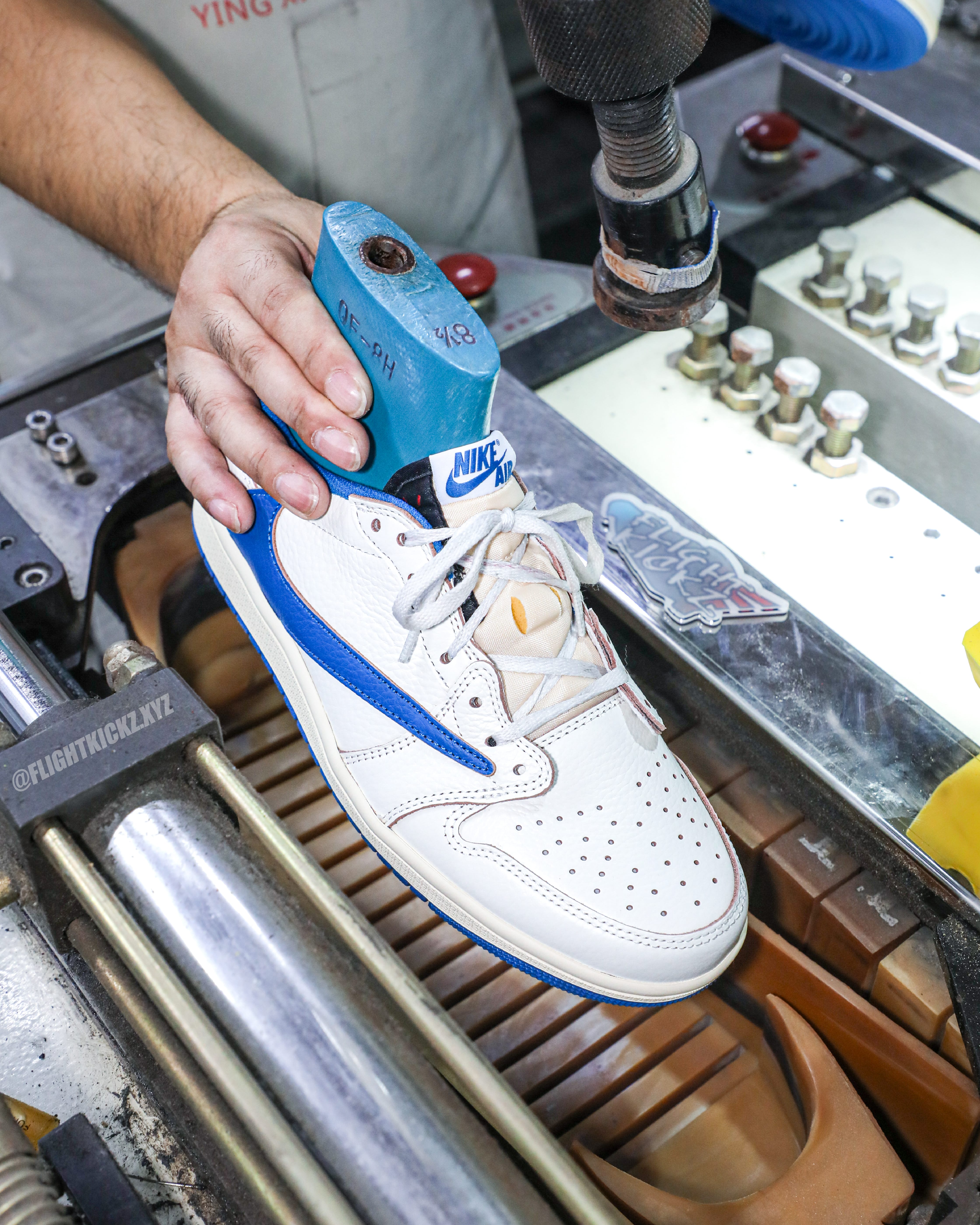 Travis Scott x Fragment x Air Jordan 1 Low OG (Ln5 A1)